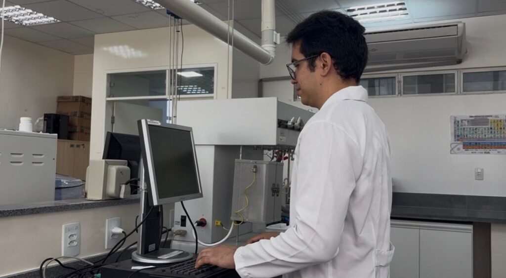 Pesquisador operando equipamentos em laboratório durante estudo sobre captura de dióxido de carbono
