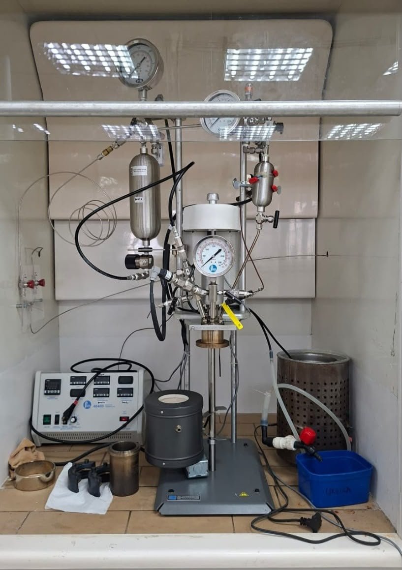 Reator Parr utilizado em pesquisas para produção de biocombustíveis
